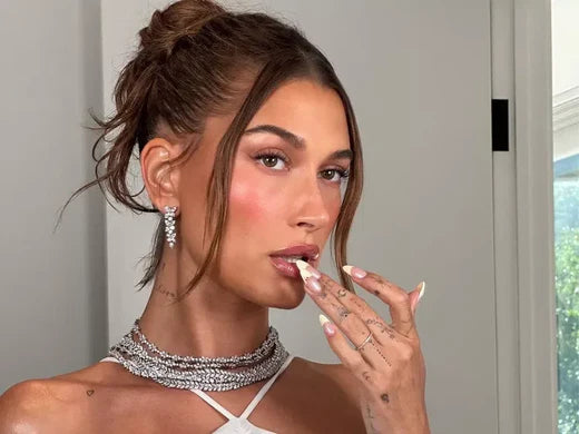 Glazed donut: descubra a nail art favorita da Hailey Bieber